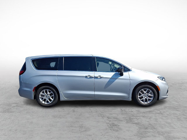 Used 2024 Chrysler Pacifica Touring-L FWD image 7