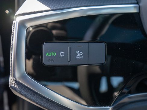 Used 2025 Audi Q3 2.0T Premium image 16