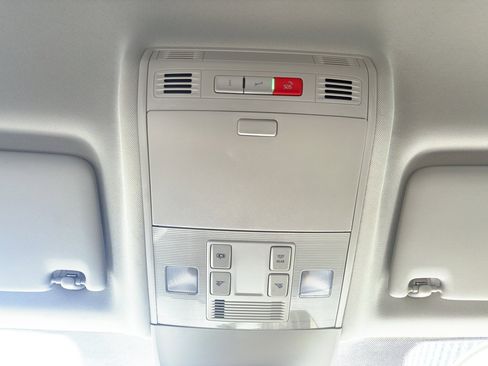 Used 2022 Volkswagen Taos SE w/ Driver Assistance Package image 26