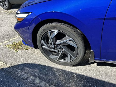 New 2025 Hyundai Elantra Limited image 32