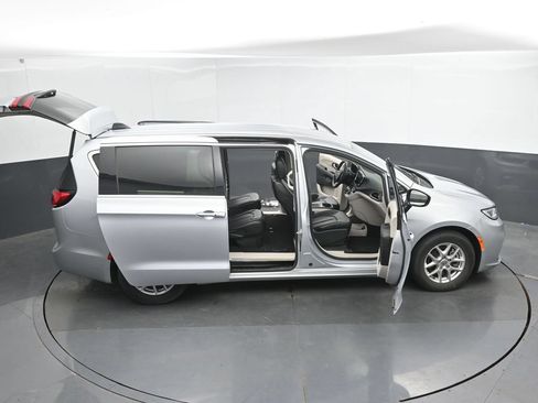 Used 2023 Chrysler Pacifica Touring-L FWD image 50