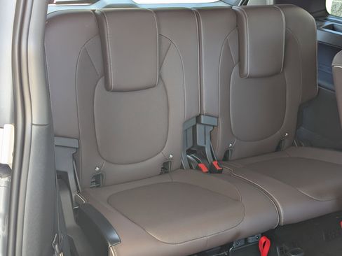 Used 2025 Volkswagen ID. Buzz Pro S Plus RWD image 22