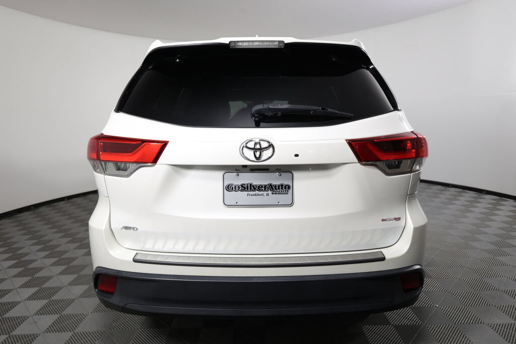 Used 2017 Toyota Highlander SE AWD/4WD image 3