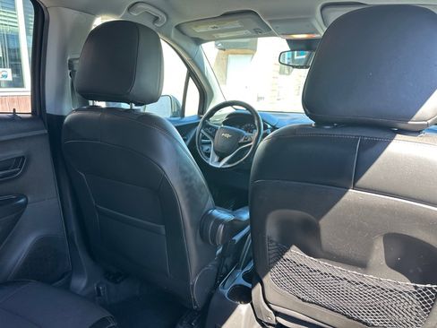 Used 2019 Chevrolet Trax LT w/ LT Convenience Package image 12