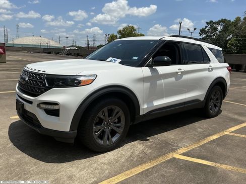 Used 2022 Ford Explorer XLT w/ Equipment Group 202A RWD image 5