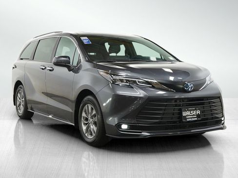 Used 2025 Toyota Sienna XLE w/ XLE Plus Package AWD/4WD image 7