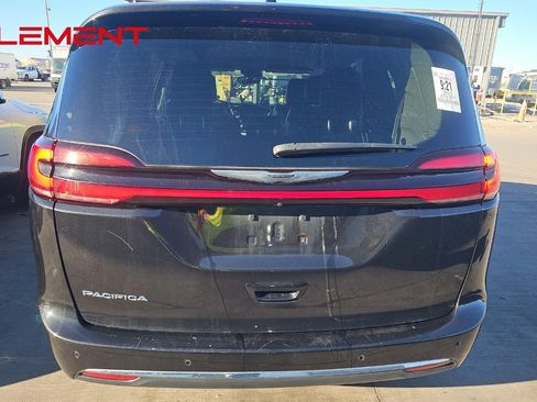 Used 2023 Chrysler Pacifica Touring-L image 6