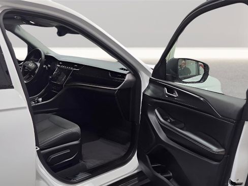 Used 2023 Jeep Grand Cherokee Laredo image 22