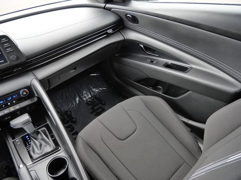 Certified 2025 Hyundai Elantra Sport image 11