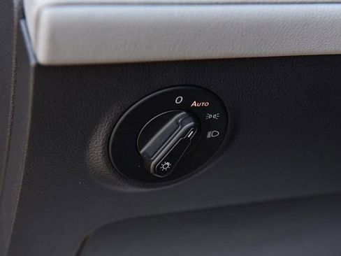 Used 2023 Volkswagen Taos SE w/ Panoramic Sunroof Package image 11