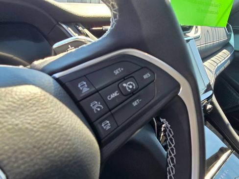 Used 2025 Jeep Grand Cherokee Altitude AWD/4WD image 17