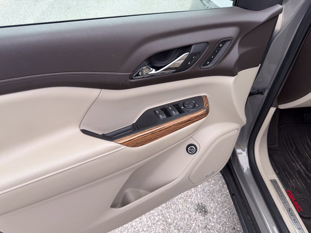 Used 2019 GMC Acadia Denali w/ Technology Package FWD image 20