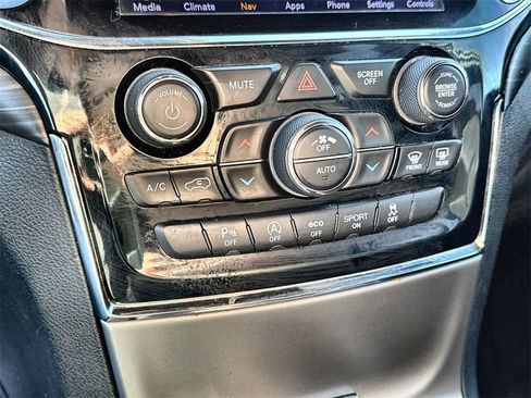 Used 2019 Jeep Grand Cherokee Altitude image 22