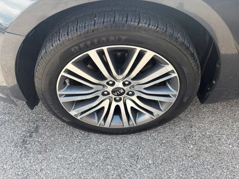 Used 2016 Kia Cadenza Premium FWD image 11