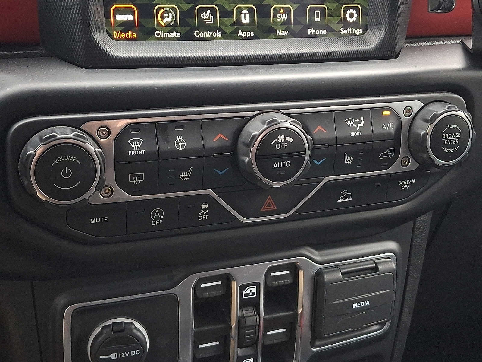 Used 2022 Jeep Wrangler Unlimited Rubicon w/ Cold Weather Group AWD/4WD image 15