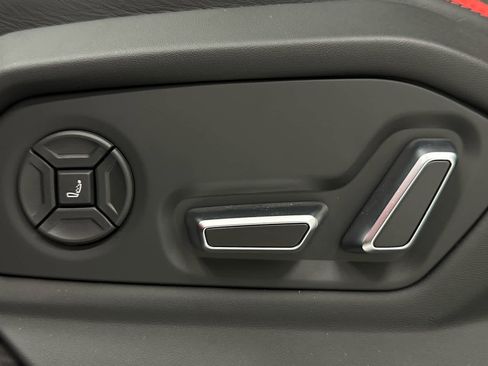 Used 2025 Lamborghini Urus SE image 12