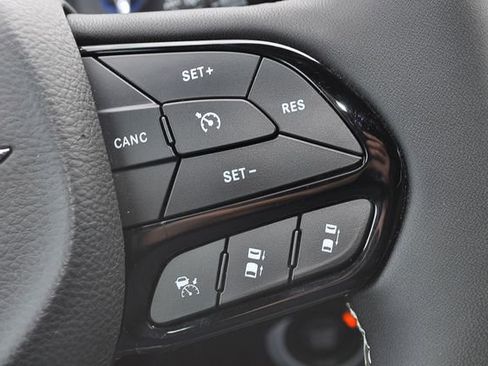 Used 2025 Chrysler Pacifica Limited FWD image 27