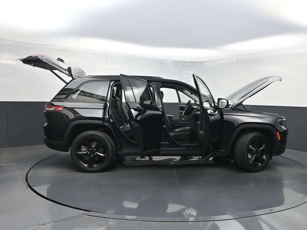 Used 2023 Jeep Grand Cherokee Limited w/ Black Appearance Package AWD/4WD image 39