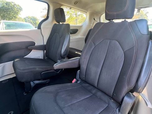 Used 2017 Chrysler Pacifica Touring image 10