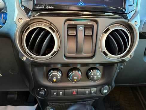 Used 2018 Jeep Wrangler Rubicon w/ Cold Weather Group AWD/4WD image 20