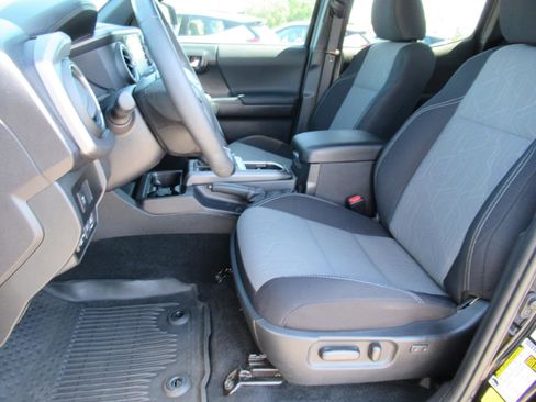 Used 2022 Toyota Tacoma TRD Sport w/ Technology Package RWD image 18