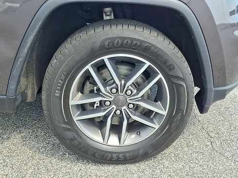 Used 2020 Jeep Grand Cherokee Laredo w/ 18" Wheel & 8.4" Radio Group AWD/4WD image 8