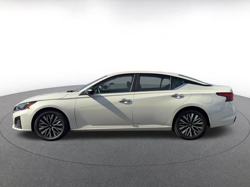 Used 2025 Nissan Altima 2.5 SV FWD image 9