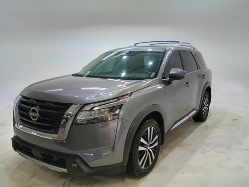 Used 2023 Nissan Pathfinder Platinum image 3