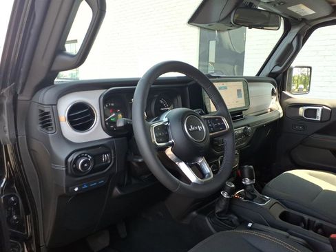 Used 2025 Jeep Wrangler Unlimited Sahara AWD/4WD image 5