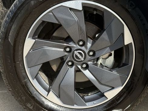 Used 2025 Nissan Rogue SV AWD/4WD image 9