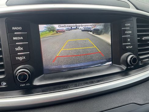 Used 2019 Kia Sorento FWD V6 image 16