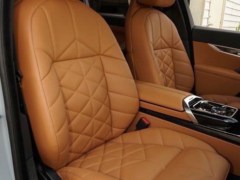 Used 2025 BMW 740i image 4