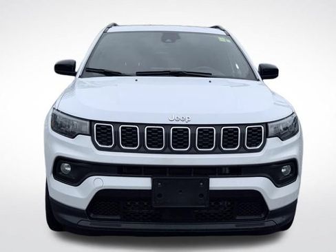 Used 2024 Jeep Compass Latitude AWD/4WD image 2