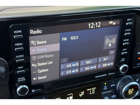 Used 2021 Toyota Highlander XLE AWD/4WD image 22