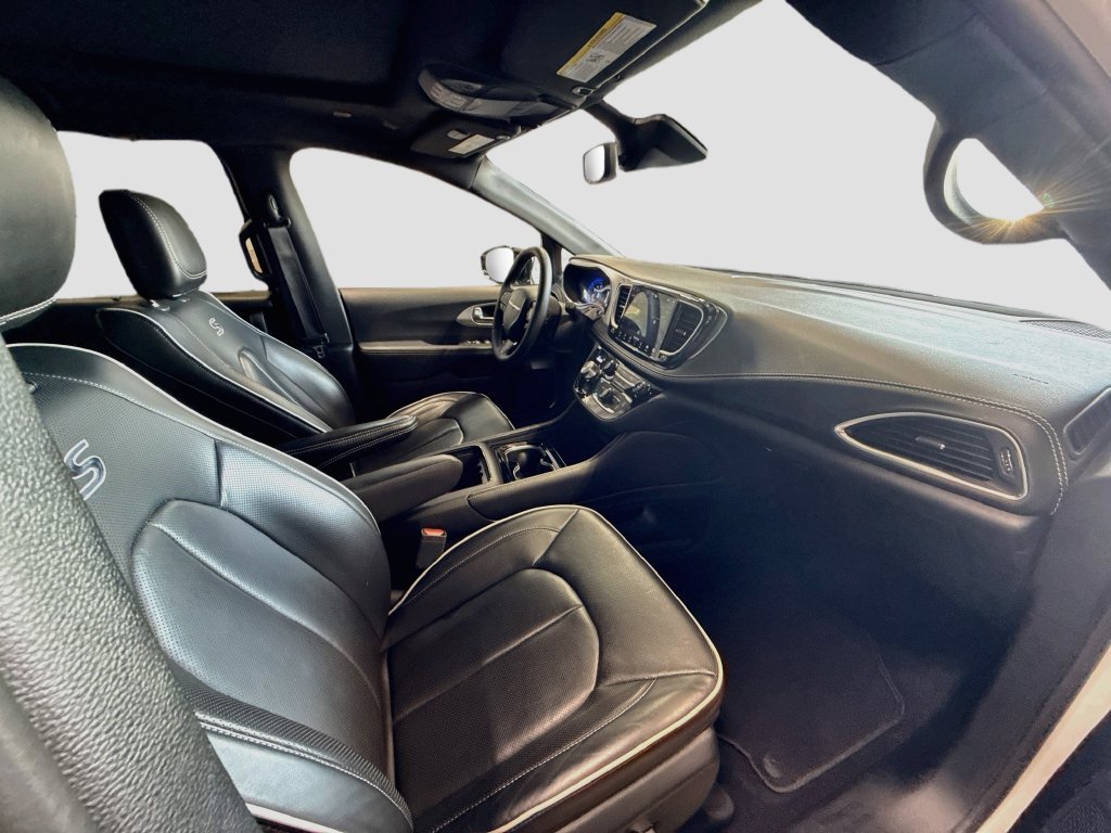 Used 2025 Chrysler Pacifica Limited FWD image 30