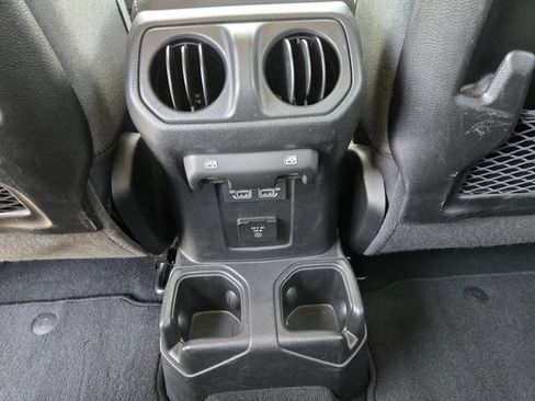 Used 2025 Jeep Wrangler Unlimited Rubicon AWD/4WD image 13