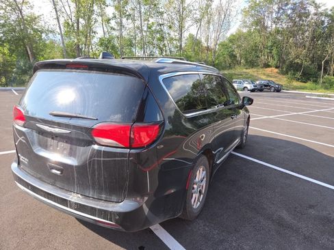 Used 2020 Chrysler Pacifica Touring-L FWD image 5