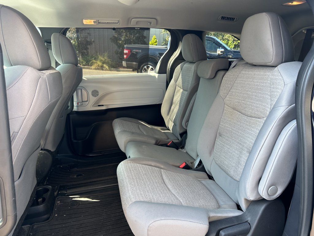 Used 2025 Toyota Sienna LE FWD image 13