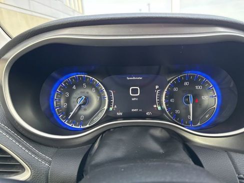 Used 2023 Chrysler Pacifica Touring-L AWD/4WD image 19