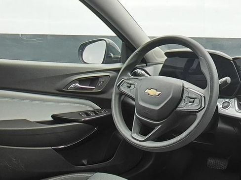 Used 2025 Chevrolet Trax LT FWD image 19