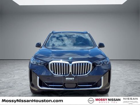 Used 2025 BMW X5 xDrive50e AWD/4WD image 3