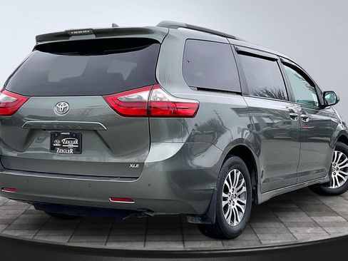 Used 2020 Toyota Sienna XLE w/ XLE Navigation Package image 2