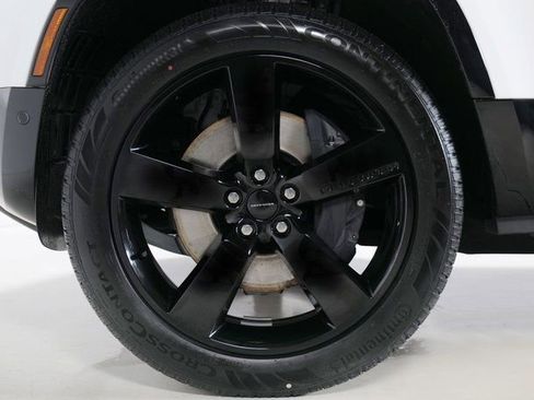 New 2026 Land Rover Defender 130 X-Dynamic SE image 9