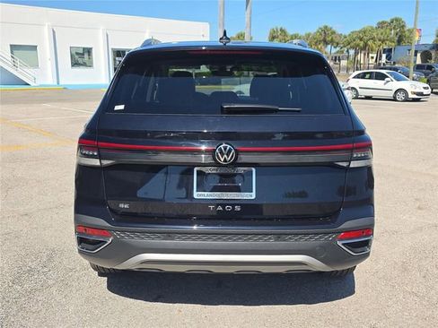 Used 2025 Volkswagen Taos SE w/ Panoramic Sunroof Package image 4