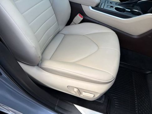 Used 2022 Toyota Highlander XLE AWD/4WD image 26
