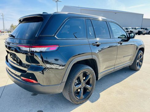 Used 2023 Jeep Grand Cherokee Limited w/ Black Appearance Package image 41