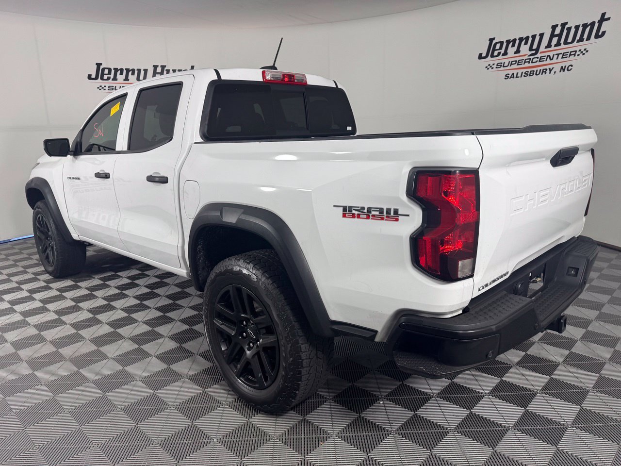 Used 2024 Chevrolet Colorado Trail Boss w/ Technology Package AWD/4WD image 9