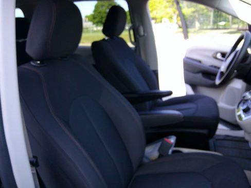 Used 2017 Chrysler Pacifica LX FWD image 78