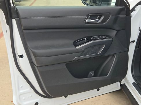 New 2026 Nissan Pathfinder SL image 11