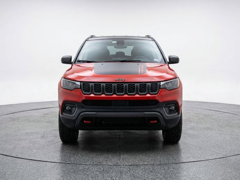 Used 2025 Jeep Compass Trailhawk AWD/4WD image 2